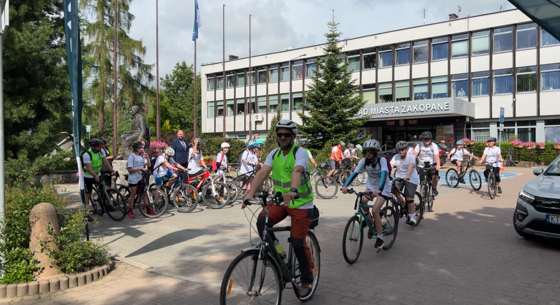 Start uczniowskiego rajdu rowerowego Zakopane - Rzeszów w Roku Strzelców Podhalańskich