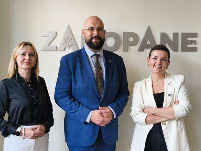 Obraz przedstawiający: Minister Marta Cienkowska pod wrażeniem podhalańskiej kultury
