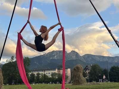 Obraz przedstawiający: Powietrzne akrobacje na tle Tatr. Aerial Perle Kielce oczarowały Zakopane