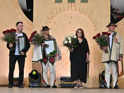 Obraz przedstawiający: Nagrody „Siła Korzeni” przyznane! Kończymy przedostatni dzień 54. Międzynarodowego Festiwalu...