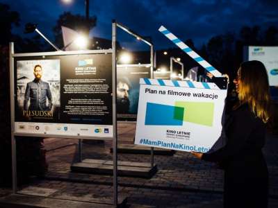 Obraz przedstawiający: Wystawa kadrów z filmu „Piłsudski” na Kulturalnym Placu Niepodległości