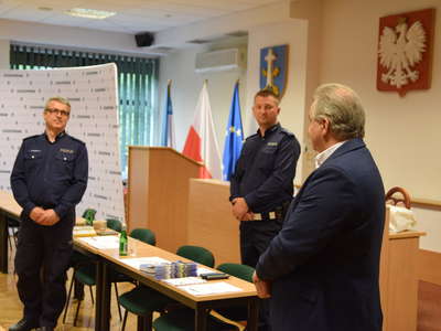 Obraz przedstawiający: Członkowie Uniwersytetu III Wieku debatowali z funkcjonariuszami zakopiańskiej Policji o...