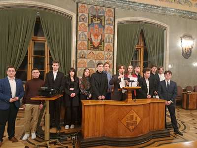 Obraz przedstawiający: Obrady młodzieżowych radnych Małopolski