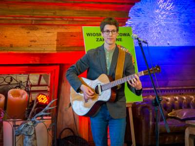 Obraz przedstawiający: Akustyczny recital po Otwartej Konferencji Prasowej