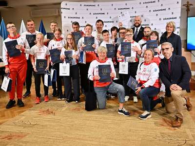 Obraz przedstawiający: Sukcesy sportowców i trenerów Handicap docenione przez burmistrza