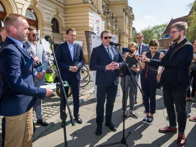 Obraz przedstawiający: Ekologiczne pojazdy promowały II EKOFORUM