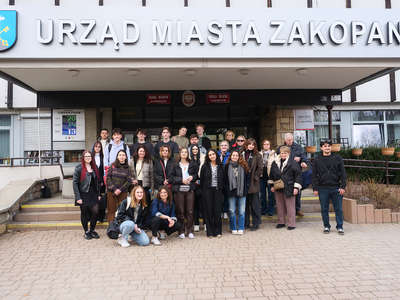 Obraz przedstawiający: Międzynarodowy dialog o demokracji. Wizyta uczestników projektu „Keen on Democracy”