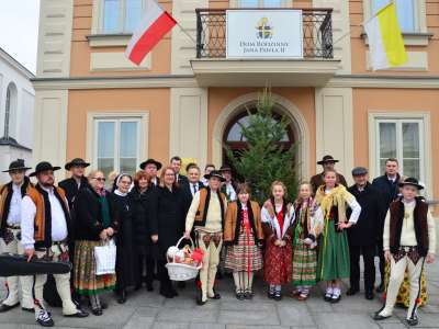 Obraz przedstawiający: Z choinką u Ojca Świętego