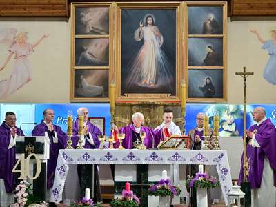 Obraz przedstawiający: 40-lecie Parafii Miłosierdzia Bożego na Chramcówkach