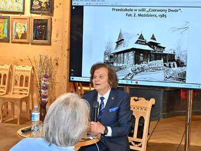 Obraz przedstawiający: Niesamowita historia Czerwonego Dworu