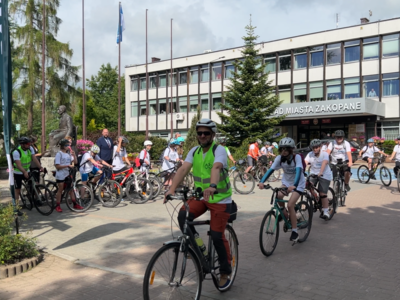 Obraz przedstawiający: Start uczniowskiego rajdu rowerowego Zakopane - Rzeszów w Roku Strzelców...