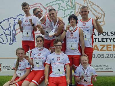 Obraz przedstawiający: Czterech mistrzów Polski i dwóch wicemistrzów Polski w lekkiej atletyce...