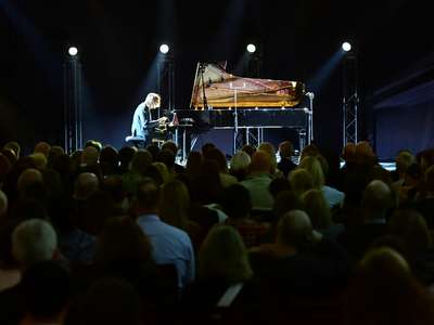 Obraz przedstawiający: ZAKOPANE I JAZZ. JAZZ, KTÓRY NIE PYTA O GRANICE.