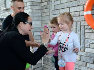 Obraz przedstawiający: Zawody pływackie dla najmłodszych