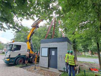 Obraz przedstawiający: Miejskie toalety publiczne
