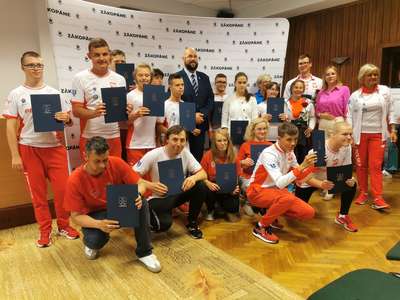 Obraz przedstawiający: Zawodnicy i trenerzy nagrodzeni