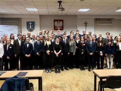 Obraz przedstawiający: Najzdolniejsi uczniowie nagrodzeni. Burmistrz Zakopanego wręczył stypendia za wybitne osiągnięcia