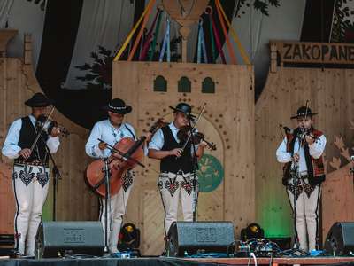Obraz przedstawiający: Międzynarodowy Konkurs Kapel, Instrumentalistów i Śpiewaków Ludowych podczas Festiwalu Folkloru