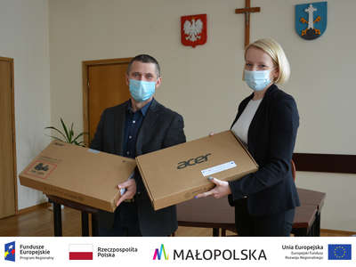 Obraz przedstawiający: Kolejne laptopy dla szkół przekazane