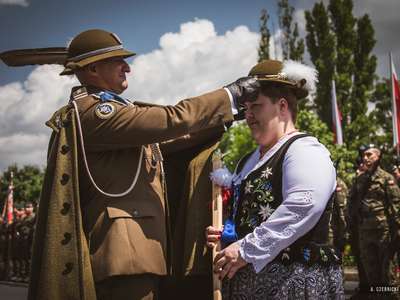 Obraz przedstawiający: Anna Łapsa wyróżniona tytułem „Honorowego Podhalańczyka”