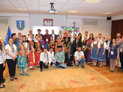 Obraz przedstawiający: Delegacje zespołów i wizyta jury 53. Międzynarodowego Festiwalu Folkloru Ziem...