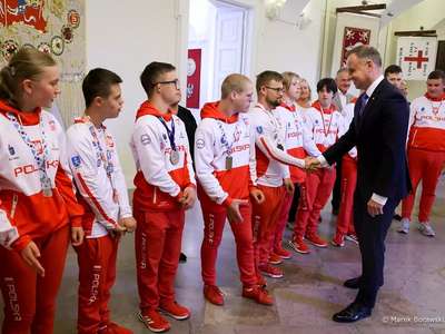 Obraz przedstawiający: Sportowcy zakopiańskiego HANDICAPu u Prezydenta RP Andrzeja Dudy