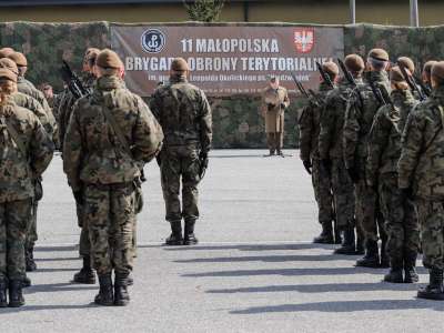 Obraz przedstawiający: Po maturze przysięga w mundurze