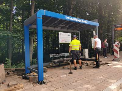 Obraz przedstawiający: Nowe wiaty przystankowe przy Rondzie Jana Pawła II