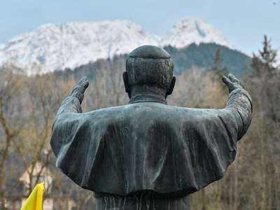 Obraz przedstawiający: Zakopane pamięta. 20. rocznica śmierci Ojca Świętego