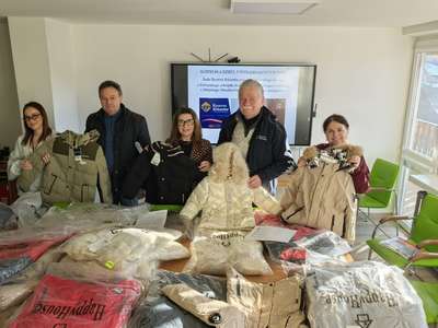 Obraz przedstawiający: Rycerze Kolumba z prezentami w Miejskim Ośrodku Pomocy Społecznej