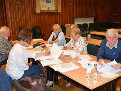 Obraz przedstawiający: Obraduje jury Konkursu Literackiego im. Tadeusza Staicha