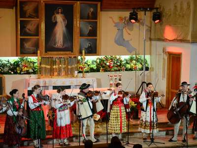 Obraz przedstawiający: Rodzinne kolędowanie