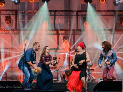 Obraz przedstawiający: Hanna Zbyryt oraz Dikanda na Festiwalu Kolęd, Pastorałek i Pieśni...