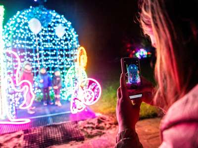 Obraz przedstawiający: 3 listopada rusza montaż iluminacji świetlnej „Krainy miliona świateł” w...