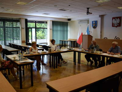 Obraz przedstawiający: Obraduje jury Konkursu Literackiego im. Tadeusza Staicha