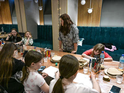 Obraz przedstawiający: Warsztaty „Drewniane opowieści. Warsztaty malarsko-dekoracyjne dla dzieci i młodzieży” w...