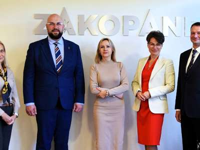 Obraz przedstawiający: Rodzina Górą