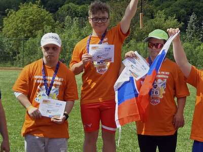 Obraz przedstawiający: Młodzi sportowcy z Handicapu z międzynarodowymi medalami w konkurencjach lekkoatletycznych