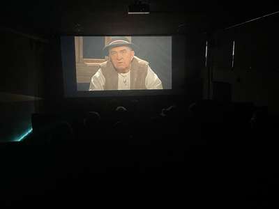 Obraz przedstawiający: "Wariacje Tischnerowskie. Kabaret filozoficzny" w Loch Cinema