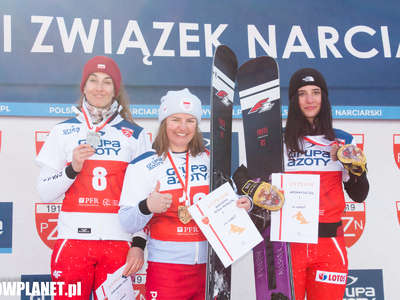 Obraz przedstawiający: Grad medali zawodników AZS Zakopane w snowboardowych Mistrzostwach Polski Seniorów