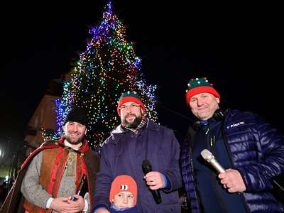 Obraz przedstawiający: Miejskie Mikołajki 2025 – magia świątecznego oczekiwania, tłumy na Krupówkach...