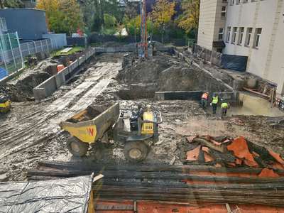 Obraz przedstawiający: Sala gimnastyczna przy SP 1 pnie się w górę