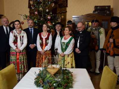 Obraz przedstawiający: Z choinką w Domu Ojca Świętego