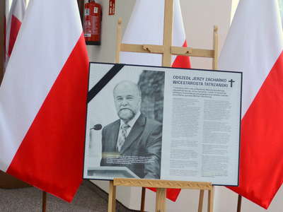 Obraz przedstawiający: Wpis do księgi kondolencyjnej