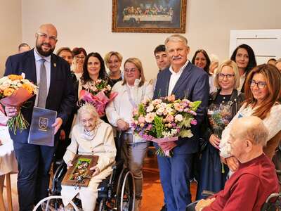 Obraz przedstawiający: 100. urodziny Pani Anny Kalafarskiej