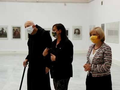 Obraz przedstawiający: Wizyta ojca Leona Knabita w Miejskiej Galerii Sztuki