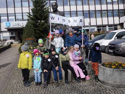 Obraz przedstawiający: Przedszkolaki powitały wiosnę