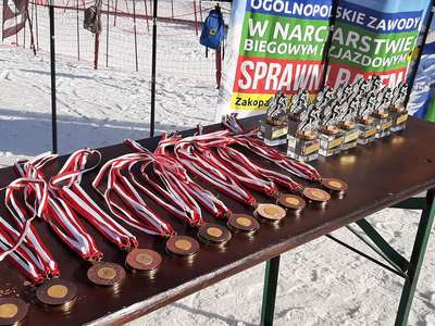 Obraz przedstawiający: Ogólnopolskie Zawody Sprawni Razem w narciarstwie biegowym i zjazdowym