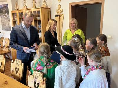 Obraz przedstawiający: Wielkanocne życzenia z góralską nutą – uczniowie z Olczy odwiedzili...