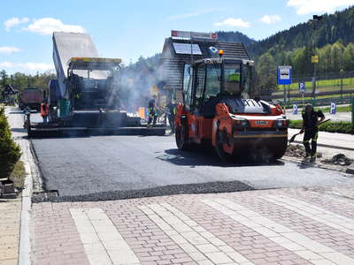 Obraz przedstawiający: Ostatnia warstwa asfaltu na ul. Br. Czecha